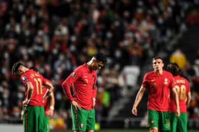 Nóng Ronaldo quát HLV Bồ Đào Nha sau khi bị thay ra ở trận thua Hàn Quốc